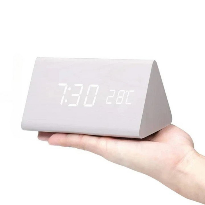 "Moderne LED-Holzuhr mit sprachgesteuerter Funktion, klarem Display und elegantem Holzdesign für stilvollen Wohnbereich."