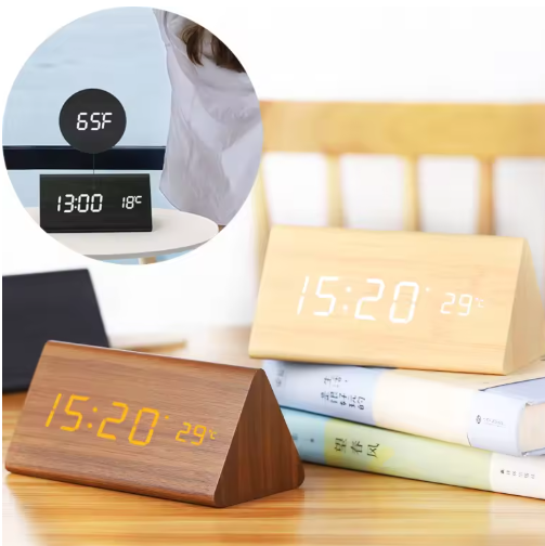 "Moderne LED-Holzuhr mit sprachgesteuerter Funktion, klarem Display und elegantem Holzdesign für stilvollen Wohnbereich."