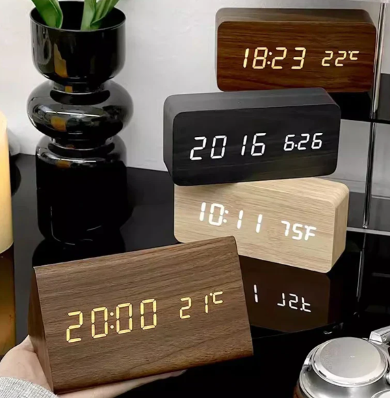 "Moderne LED-Holzuhr mit sprachgesteuerter Funktion, klarem Display und elegantem Holzdesign für stilvollen Wohnbereich."