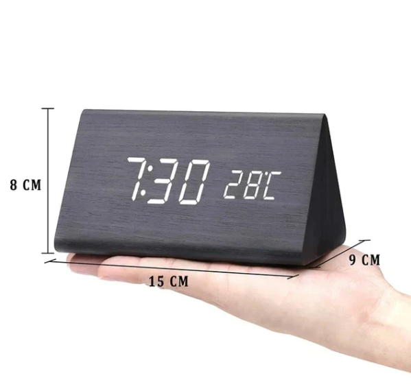 "Moderne LED-Holzuhr mit sprachgesteuerter Funktion, klarem Display und elegantem Holzdesign für stilvollen Wohnbereich."