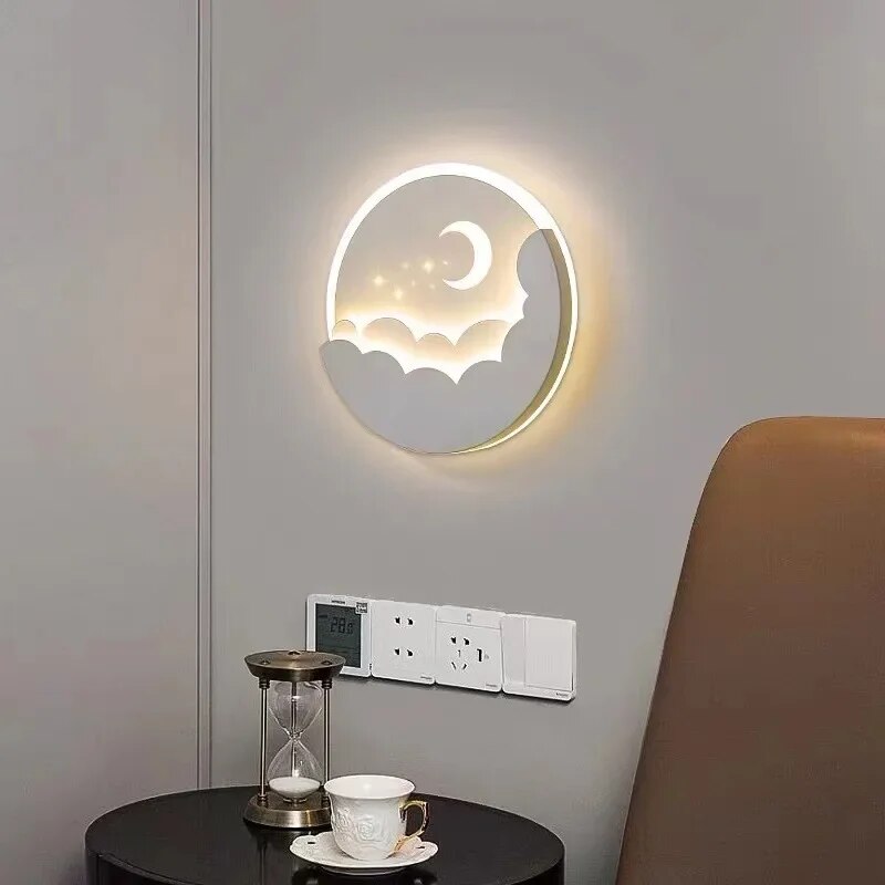 "Moderne LED-Wandleuchte, weiß, minimalistisch, energieeffizient, für Wohnzimmer, Schlafzimmer, einfache Installation."