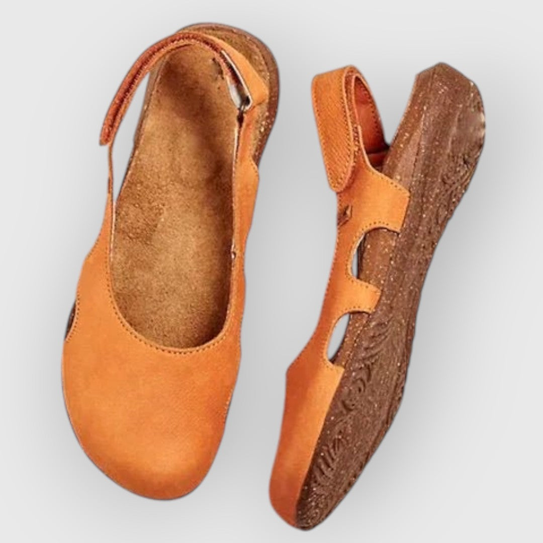 "Moderne orthopädische Damen Sandalen mit ergonomischer Fußbettung und verstellbaren Riemen in Aprikose auf Holzboden"