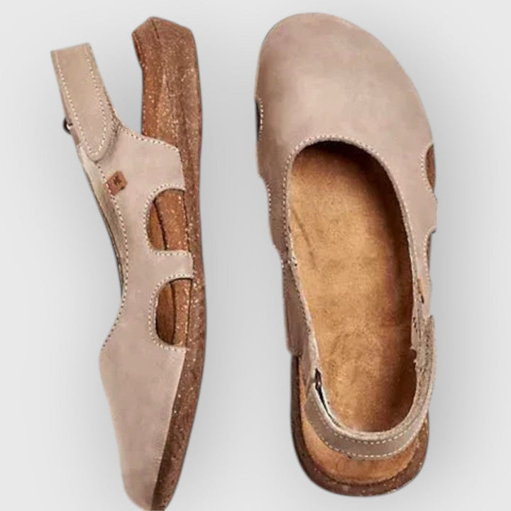 "Moderne orthopädische Damen Sandalen mit ergonomischer Fußbettung und verstellbaren Riemen in Aprikose auf Holzboden"