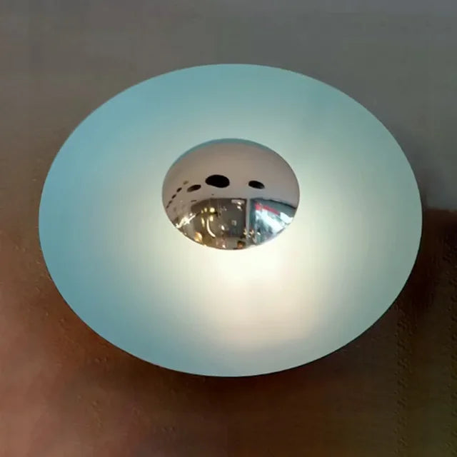 "Moderne runde LED Wandlampe mit geschwungenem Glasdesign und leuchtenden Farben für stilvolle Eleganz im Zuhause."