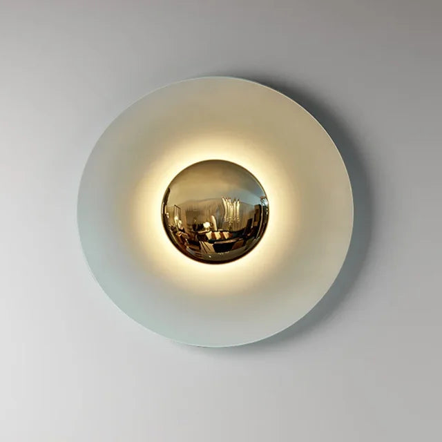 "Moderne runde LED Wandlampe mit geschwungenem Glasdesign und leuchtenden Farben für stilvolle Eleganz im Zuhause."