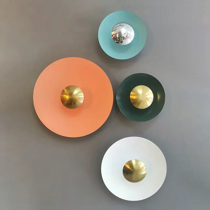 "Moderne runde LED Wandlampe mit geschwungenem Glasdesign und leuchtenden Farben für stilvolle Eleganz im Zuhause."