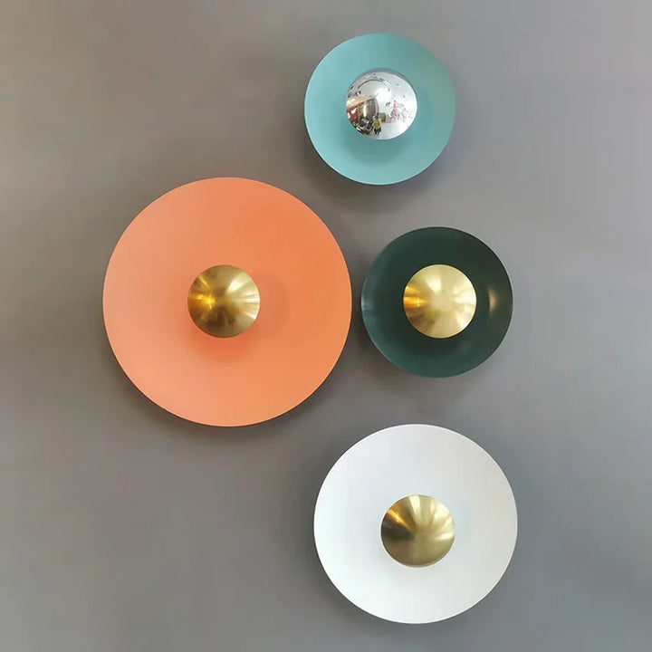 "Moderne runde LED Wandlampe mit geschwungenem Glasdesign und leuchtenden Farben für stilvolle Eleganz im Zuhause."