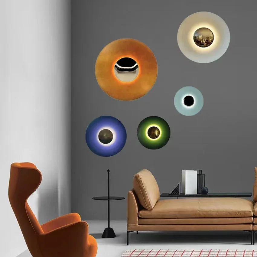 "Moderne runde LED Wandlampe mit geschwungenem Glasdesign und leuchtenden Farben für stilvolle Eleganz im Zuhause."