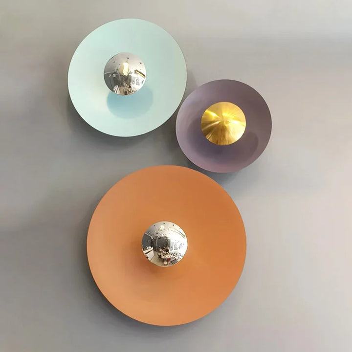 "Moderne runde LED Wandlampe mit geschwungenem Glasdesign und leuchtenden Farben für stilvolle Eleganz im Zuhause."