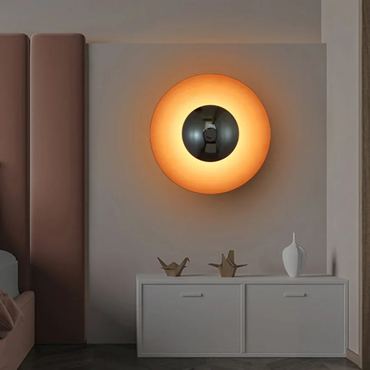 "Moderne runde LED Wandlampe mit geschwungenem Glasdesign und leuchtenden Farben für stilvolle Eleganz im Zuhause."