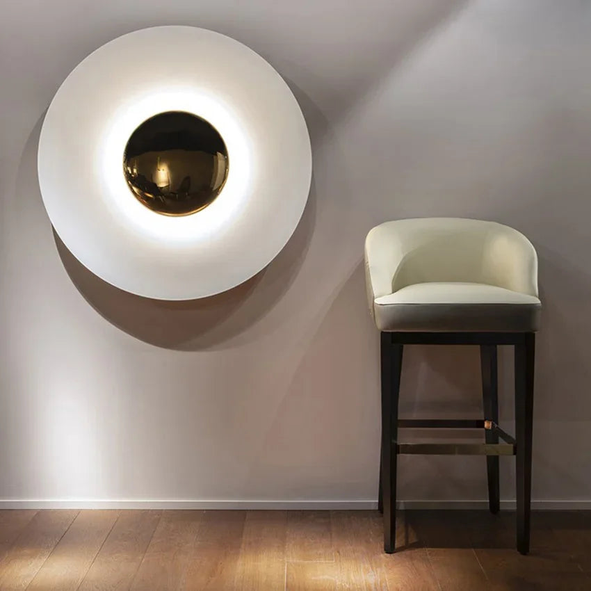 "Moderne runde LED Wandlampe mit geschwungenem Glasdesign und leuchtenden Farben für stilvolle Eleganz im Zuhause."