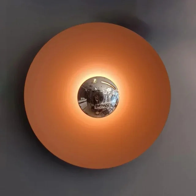 "Moderne runde LED Wandlampe mit geschwungenem Glasdesign und leuchtenden Farben für stilvolle Eleganz im Zuhause."
