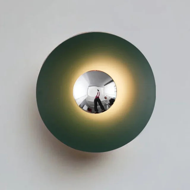 "Moderne runde LED Wandlampe mit geschwungenem Glasdesign und leuchtenden Farben für stilvolle Eleganz im Zuhause."