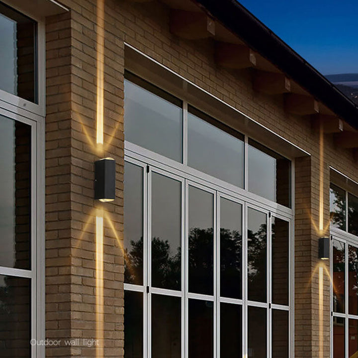 "Moderne schwarze LED-Außenwandleuchte, wetterfest, rechteckiges Design, elegantes, warmes Licht für Terrassenbeleuchtung."