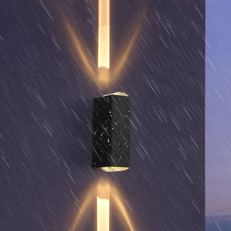 "Moderne schwarze LED-Außenwandleuchte, wetterfest, rechteckiges Design, elegantes, warmes Licht für Terrassenbeleuchtung."