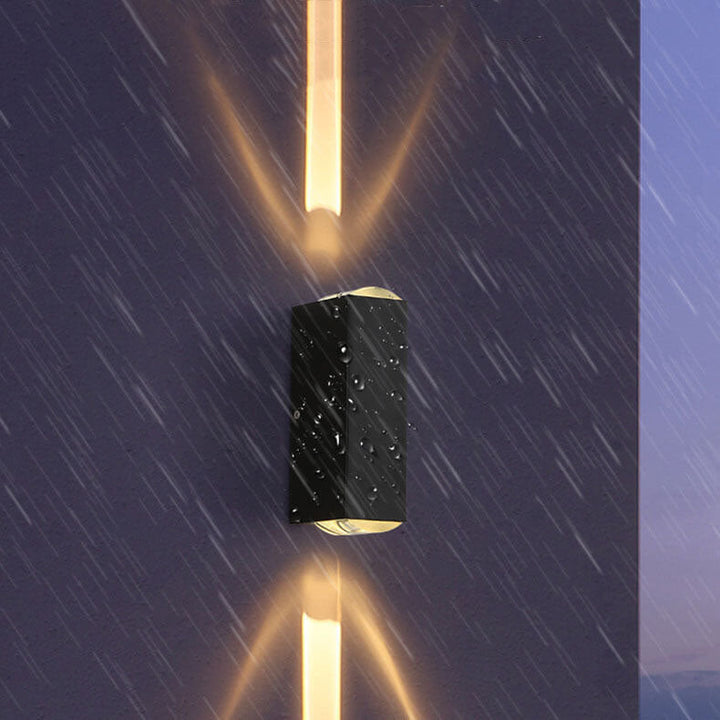 "Moderne schwarze LED-Außenwandleuchte, wetterfest, rechteckiges Design, elegantes, warmes Licht für Terrassenbeleuchtung."