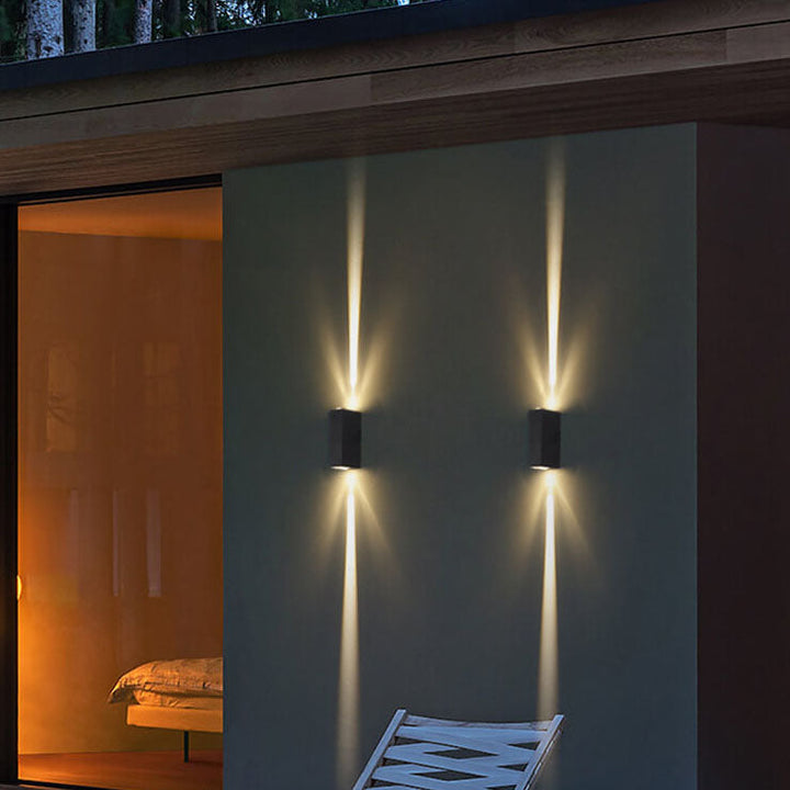 "Moderne schwarze LED-Außenwandleuchte, wetterfest, rechteckiges Design, elegantes, warmes Licht für Terrassenbeleuchtung."