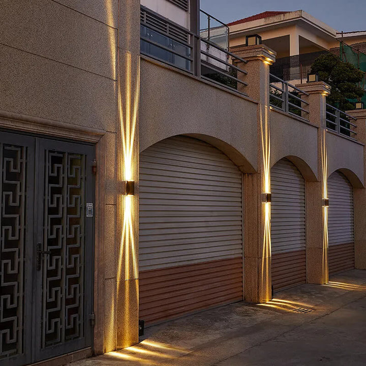 "Moderne schwarze LED-Außenwandleuchte, wetterfest, rechteckiges Design, elegantes, warmes Licht für Terrassenbeleuchtung."