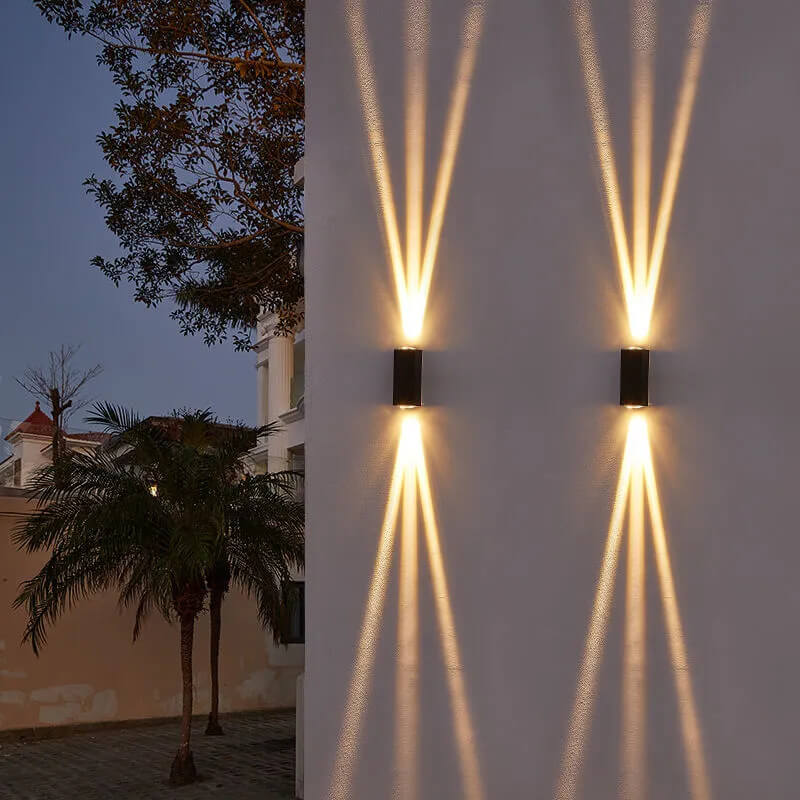 "Moderne schwarze LED-Außenwandleuchte, wetterfest, rechteckiges Design, elegantes, warmes Licht für Terrassenbeleuchtung."