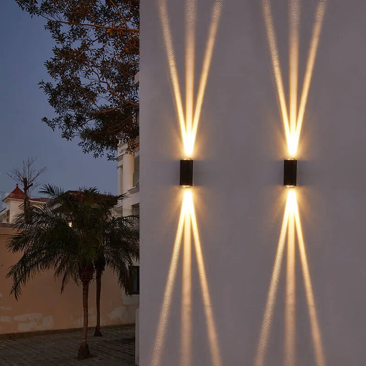 "Moderne schwarze LED-Außenwandleuchte, wetterfest, rechteckiges Design, elegantes, warmes Licht für Terrassenbeleuchtung."