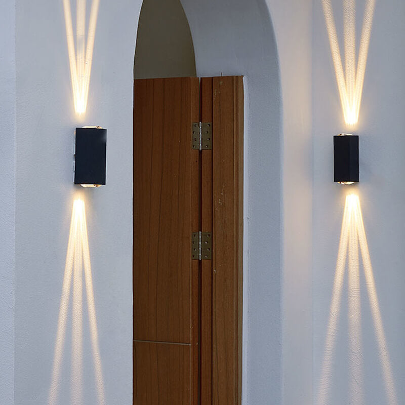 "Moderne schwarze LED-Außenwandleuchte, wetterfest, rechteckiges Design, elegantes, warmes Licht für Terrassenbeleuchtung."