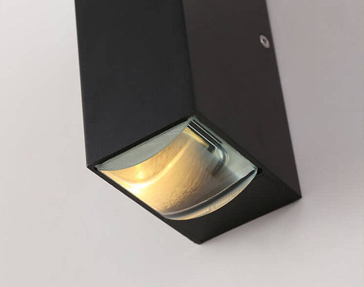 "Moderne schwarze LED-Außenwandleuchte, wetterfest, rechteckiges Design, elegantes, warmes Licht für Terrassenbeleuchtung."