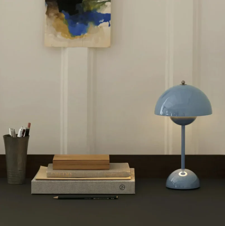 "Moderne Touch-Tischleuchte mit warmweißem LED-Licht, minimalistischem skandinavischem Design und Touchsteuerung."