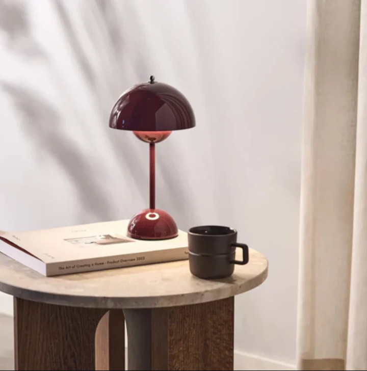 "Moderne Touch-Tischleuchte mit warmweißem LED-Licht, minimalistischem skandinavischem Design und Touchsteuerung."