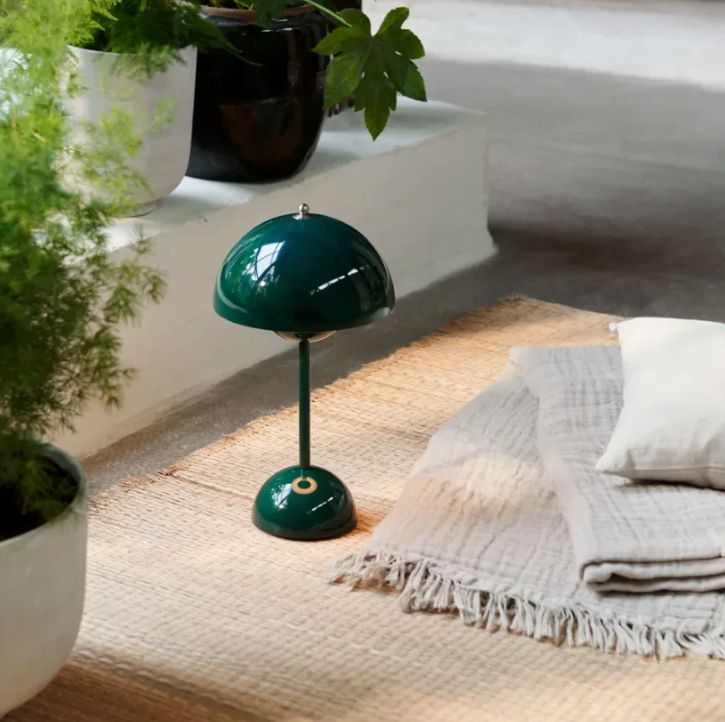 "Moderne Touch-Tischleuchte mit warmweißem LED-Licht, minimalistischem skandinavischem Design und Touchsteuerung."