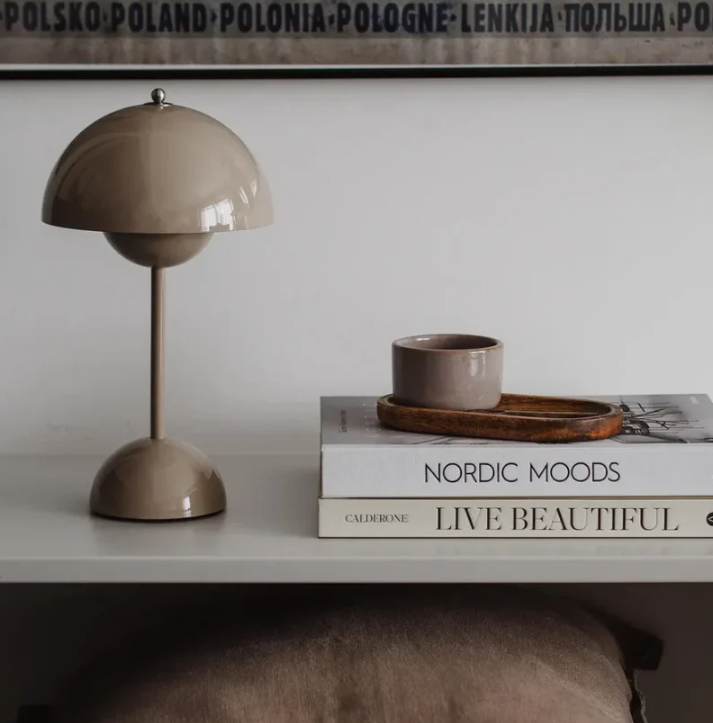 "Moderne Touch-Tischleuchte mit warmweißem LED-Licht, minimalistischem skandinavischem Design und Touchsteuerung."