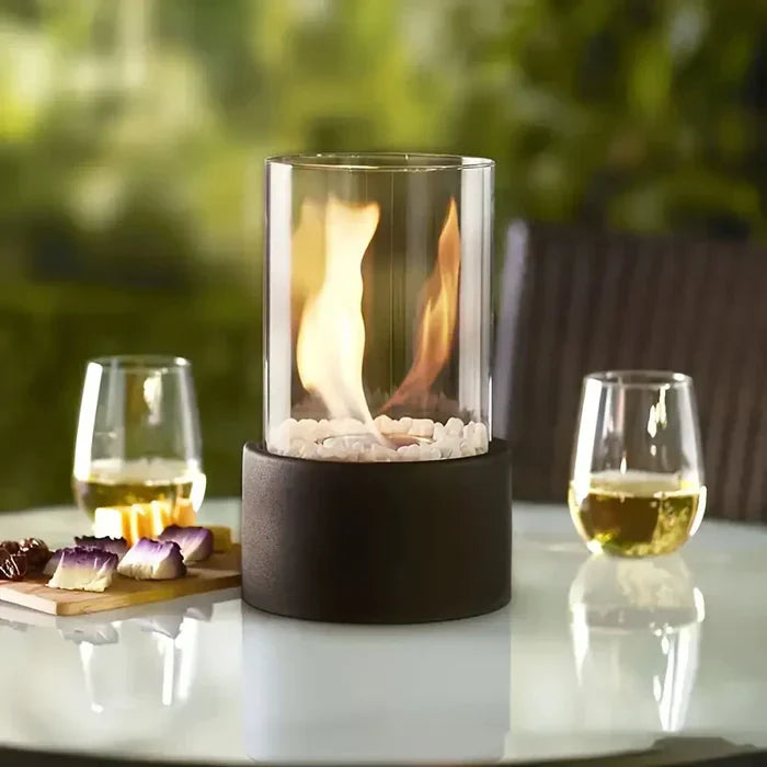 "Moderne, tragbare Tischfeuer Laterne, wetterfest, stilvoller Stahl & Glas, für gemütliche Innen- und Außengestaltung."