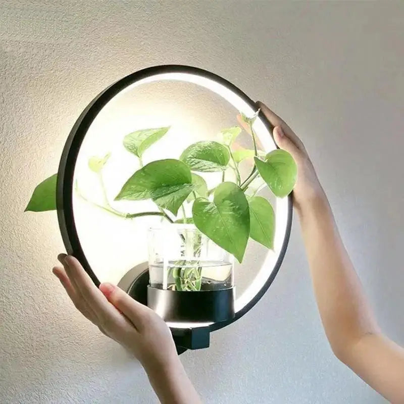"Moderne Wandleuchte mit Glas und Eisen, integriertem Pflanzgefäß, ideal für Wohnzimmer und Büros, stilvolles Design."