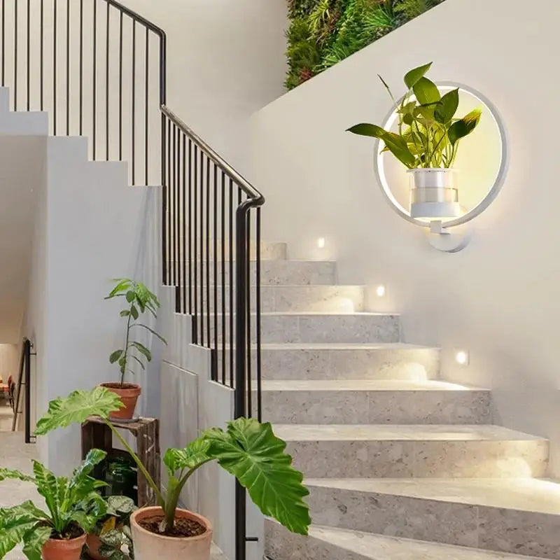 "Moderne Wandleuchte mit Glas und Eisen, integriertem Pflanzgefäß, ideal für Wohnzimmer und Büros, stilvolles Design."
