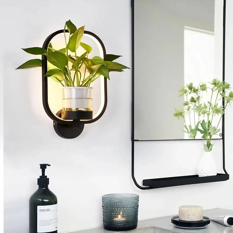 "Moderne Wandleuchte mit Glas und Eisen, integriertem Pflanzgefäß, ideal für Wohnzimmer und Büros, stilvolles Design."