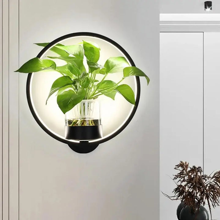 "Moderne Wandleuchte mit Glas und Eisen, integriertem Pflanzgefäß, ideal für Wohnzimmer und Büros, stilvolles Design."