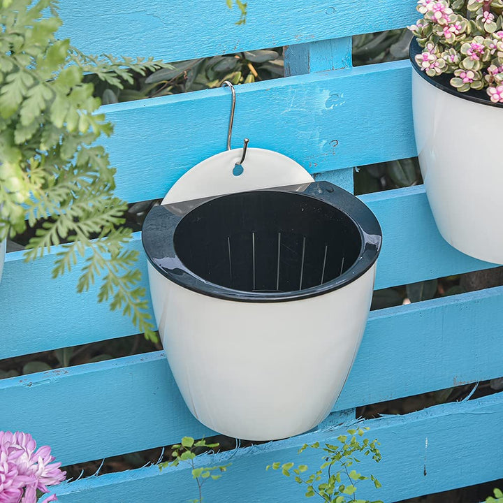 "Moderner, selbstbewässernder Hängepflanztopf mit stilvollem Design für Wandmontage – ideal für drinnen und draußen."