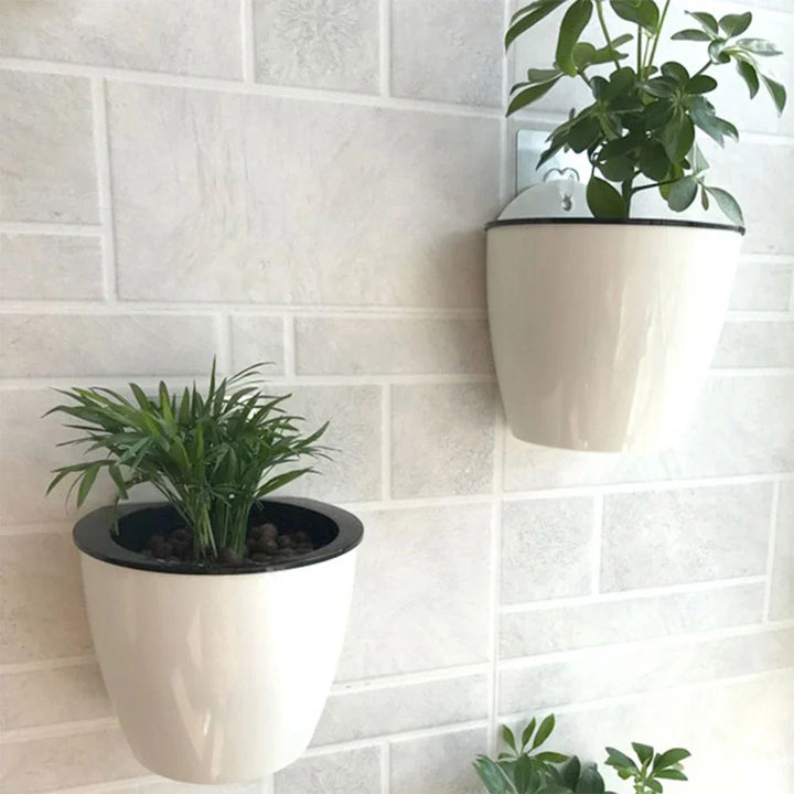 "Moderner, selbstbewässernder Hängepflanztopf mit stilvollem Design für Wandmontage – ideal für drinnen und draußen."