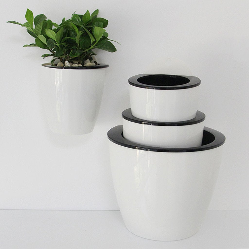 "Moderner, selbstbewässernder Hängepflanztopf mit stilvollem Design für Wandmontage – ideal für drinnen und draußen."