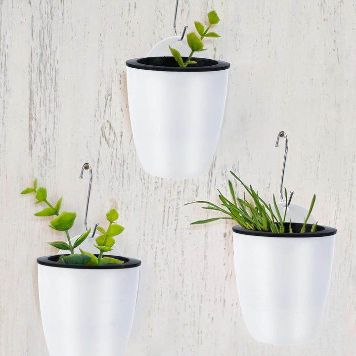 "Moderner, selbstbewässernder Hängepflanztopf mit stilvollem Design für Wandmontage – ideal für drinnen und draußen."