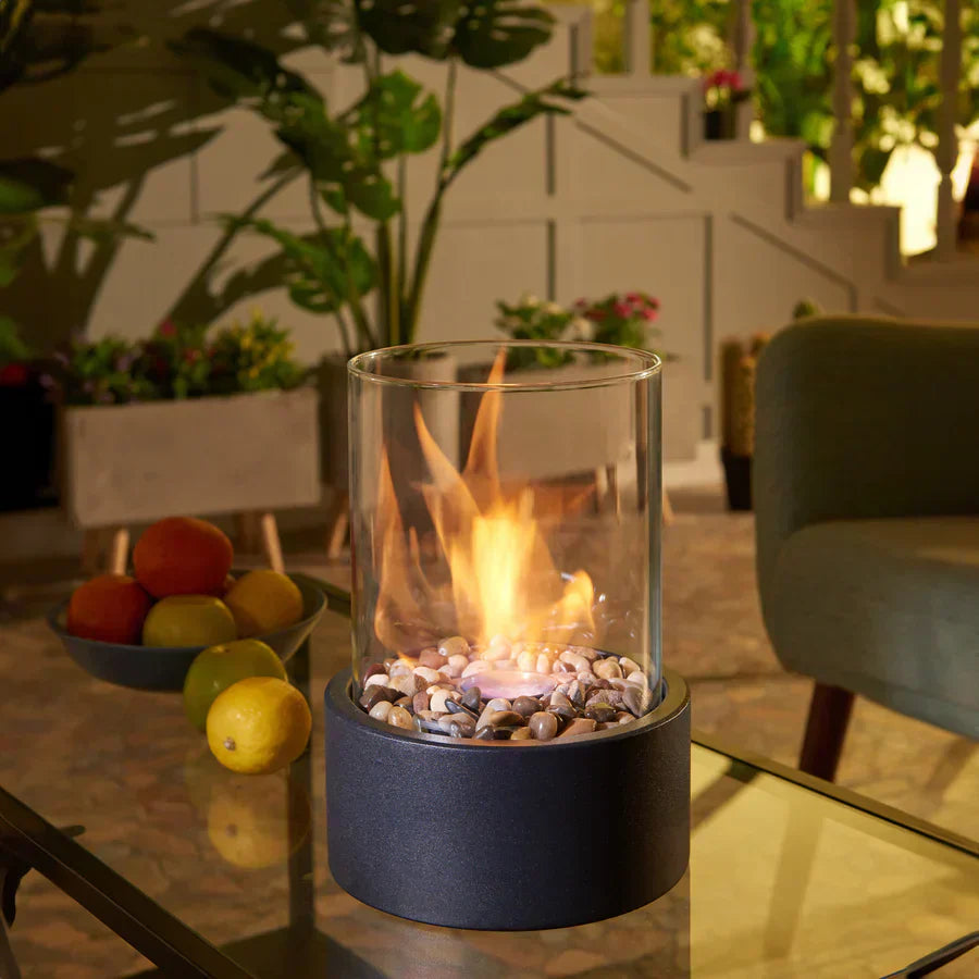 "Moderner Tischkamin mit schwarzen Metallgehäuse, hitzebeständigem Glas, rauchfreien Flammen für Innen- und Außenbereiche."