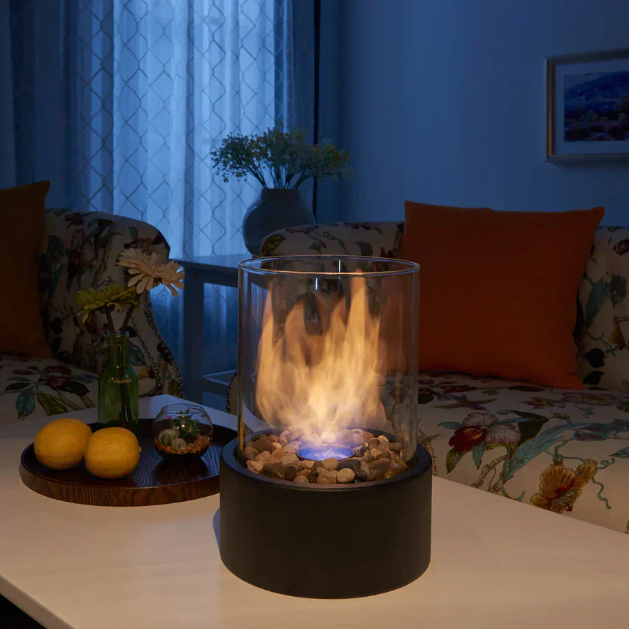 "Moderner Tischkamin mit schwarzen Metallgehäuse, hitzebeständigem Glas, rauchfreien Flammen für Innen- und Außenbereiche."