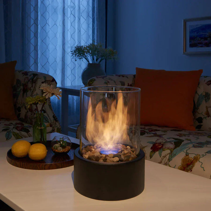 "Moderner Tischkamin mit schwarzen Metallgehäuse, hitzebeständigem Glas, rauchfreien Flammen für Innen- und Außenbereiche."
