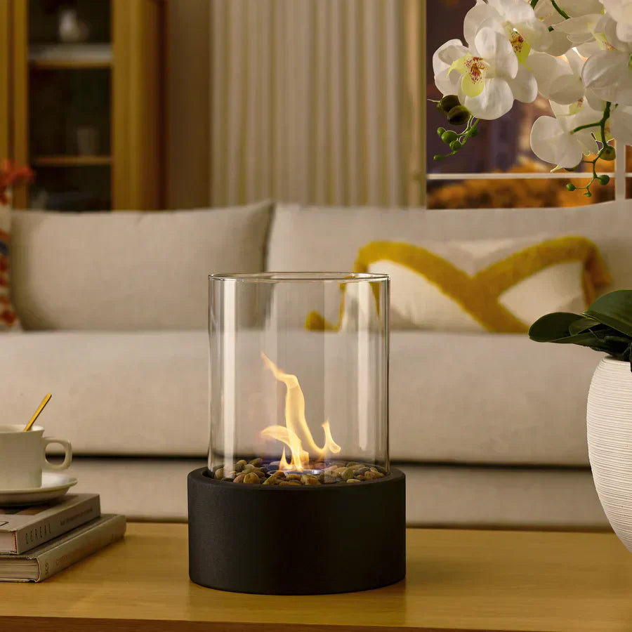 "Moderner Tischkamin mit schwarzen Metallgehäuse, hitzebeständigem Glas, rauchfreien Flammen für Innen- und Außenbereiche."