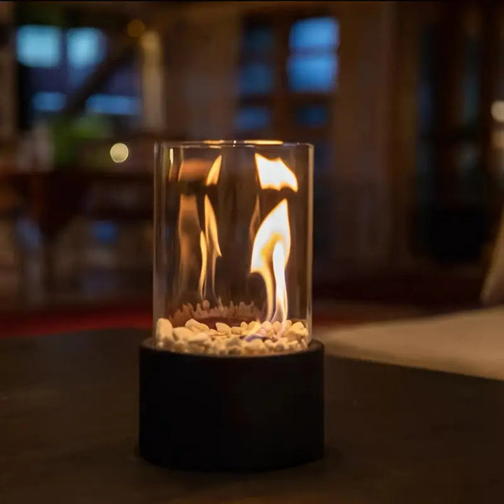 "Moderner Tischkamin mit schwarzen Metallgehäuse, hitzebeständigem Glas, rauchfreien Flammen für Innen- und Außenbereiche."