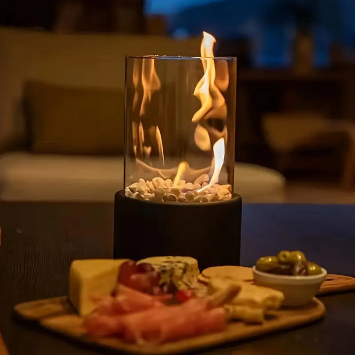 "Moderner Tischkamin mit schwarzen Metallgehäuse, hitzebeständigem Glas, rauchfreien Flammen für Innen- und Außenbereiche."