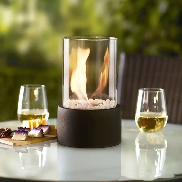 "Moderner Tischkamin mit schwarzen Metallgehäuse, hitzebeständigem Glas, rauchfreien Flammen für Innen- und Außenbereiche."