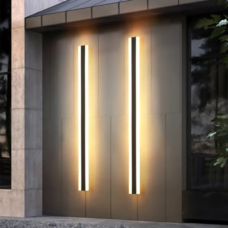 "Moderner wasserdichter LED-Außenstrahler an Wand in elegantem Design, ideal für Garten oder Terrasse, robust und langlebig."