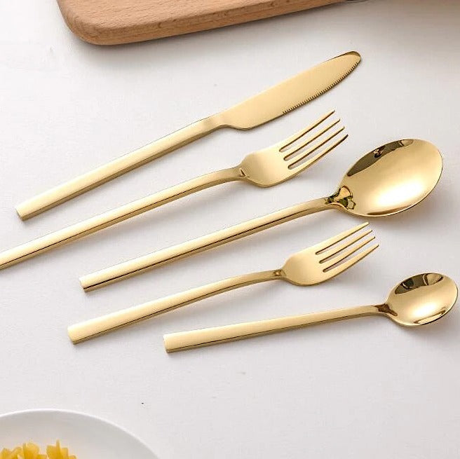 "Modernes 30-teiliges Besteckset aus Edelstahl mit eleganten Kanten, geeignet für 6 Personen, spülmaschinenfest."