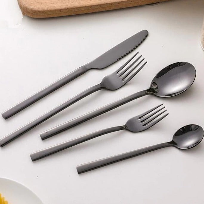"Modernes 30-teiliges Besteckset aus Edelstahl mit eleganten Kanten, geeignet für 6 Personen, spülmaschinenfest."