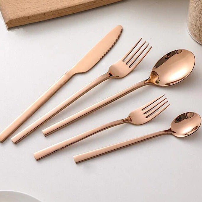 "Modernes 30-teiliges Besteckset aus Edelstahl mit eleganten Kanten, geeignet für 6 Personen, spülmaschinenfest."